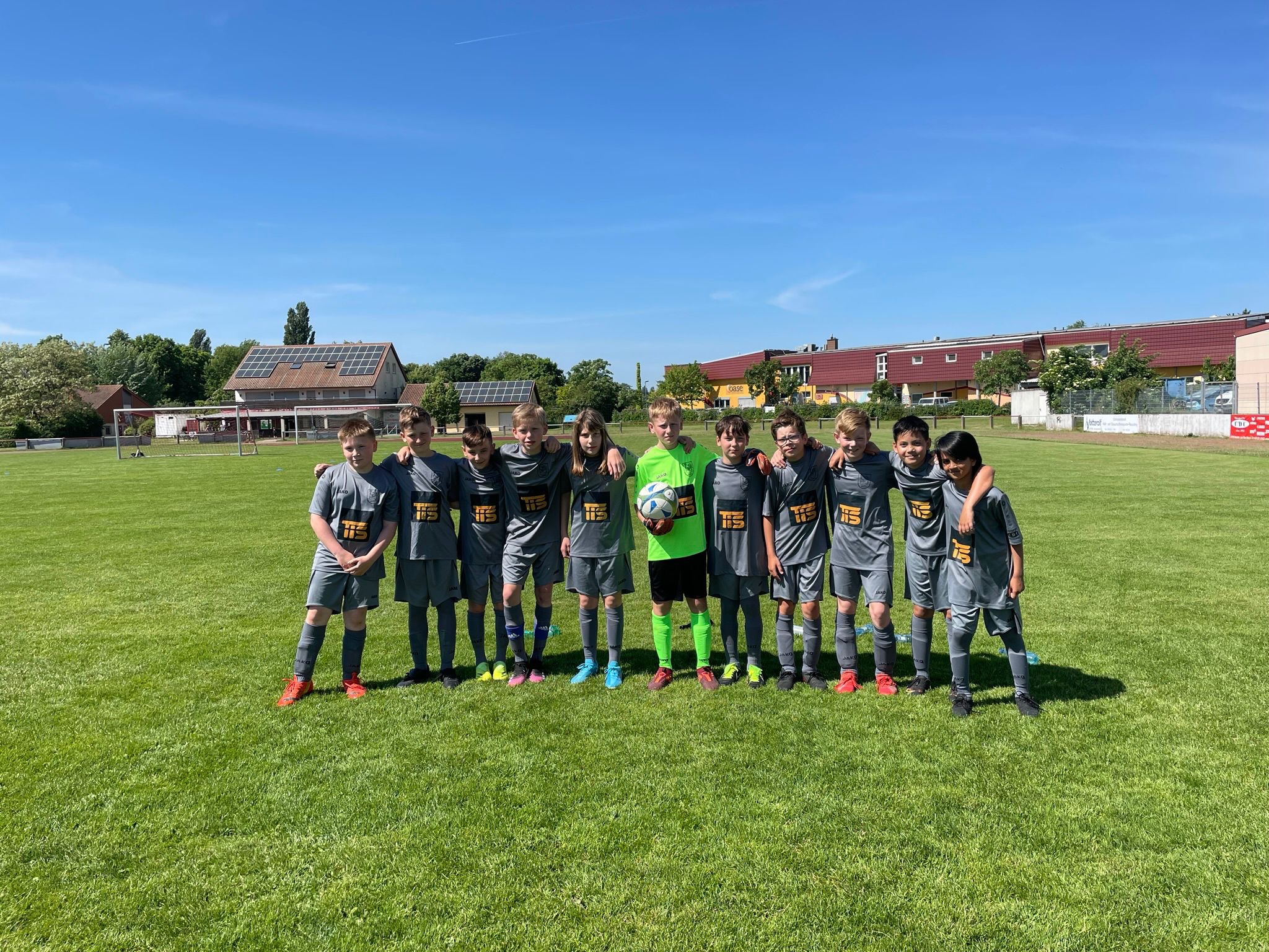 Firma TIS wird Trikotsponsor unserer D Jugend